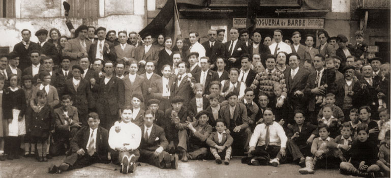 1934: errepublikarrak euren jaia ospatzen Villabonako plazan